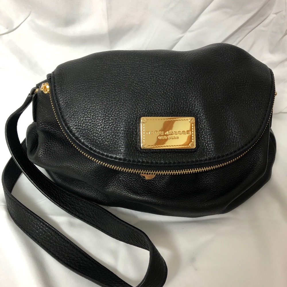 Marc Jacobs Natasha classic leather messenger bag!